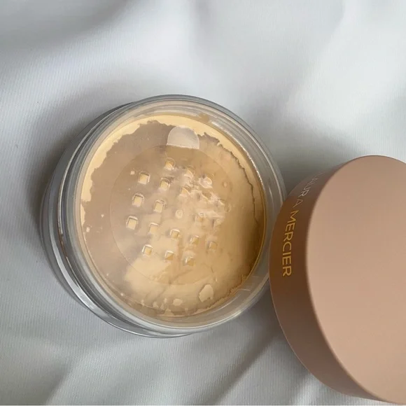Laura Mercier Setting Powder & Puff - Picture 2 of 4